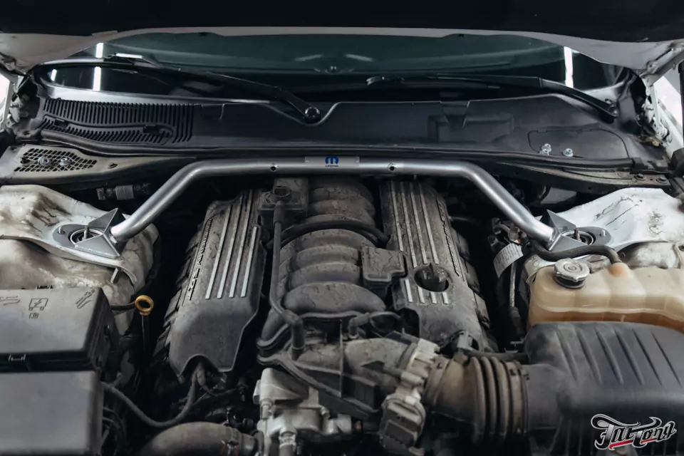 Установили на Dodge Challenger растяжки и стабилизаторы для уверенного управления